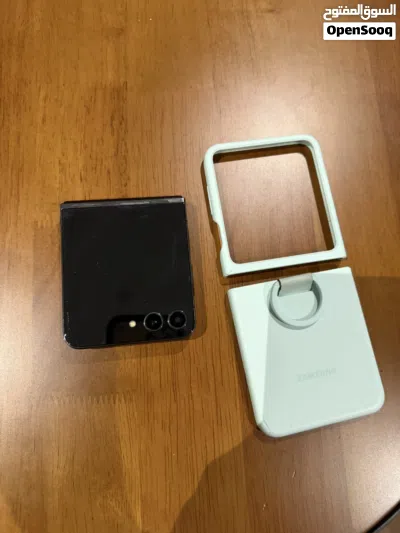 New condition Samsung Z Flip 5 256GB 3