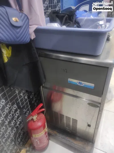 مطعم وجبات سريعة للبيع في سوق بركاء مقابل سوق يحوي براندات واكثر من 100 محل للظروف 3800 فقط من 7500 3