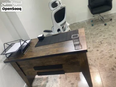 طاولة مكتب خشبي مودرن أنيق بحواف سوداء + كرسي مكتب عالي الراحةmodern office desk+comfortable chair 2