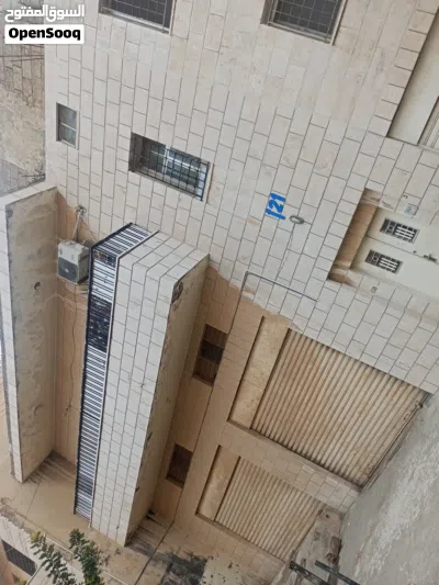 عمارة طابقين طابق اول ثلاثة مخازن وطابق ثاني شقة سكنية 2