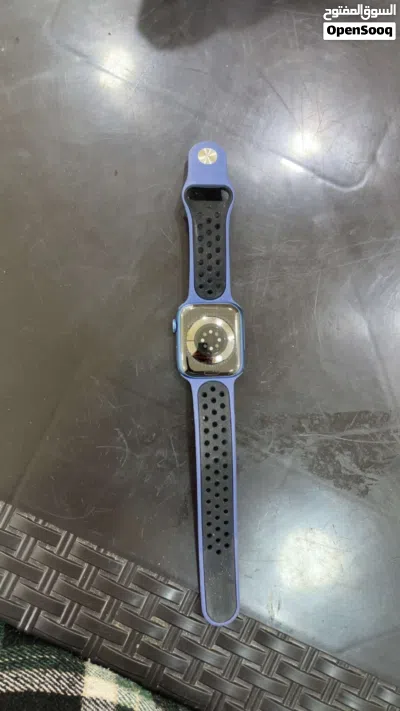 للبيع Apple watch series 7 45mm Gps بطارية 92 بحالة نظيفة فقط شخوط بالشاشة معها شاحن و كستك 3