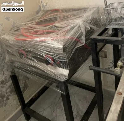 جريل بلاطة عدد 2 و طاولة تطحين ستانلس غذائي و مجلى ستانلس غذائي وغاز ستاتد 3 عيون وهودات 3م 2