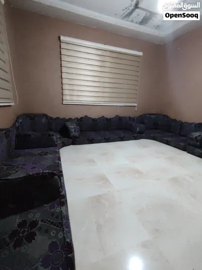 ديوانيه مع طاوله وسط حجم كبير 4