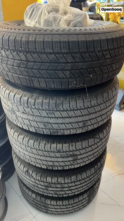 إطارات مستعملة بحالة جيدة مقاس 17 مع رنجات RRW خمس حبات مع البراغي 3