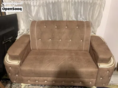 ديوان 5 قطع مستعمل بس نضيف 100/100 لون بيجي سعره 500 وبي مجال 3