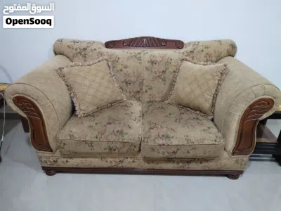 طقم كنب وطاولة سفرة و طاولة شاشة و خزانة زاوية للبيع 2