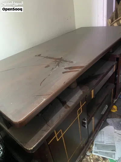 طاولة شاشة وطاولة زجاج بحاله ممتازة 2