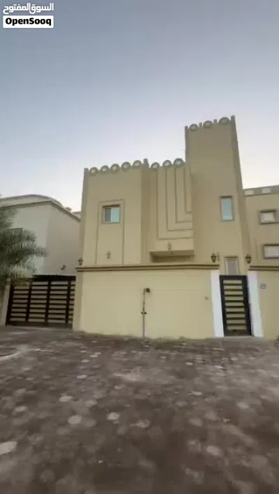 فيلا متكونه من 4 غراف وصاله واستقبال و4 حمامات. نضيفه وممتازه سعر الايجار 320 من المالك مباشره 4