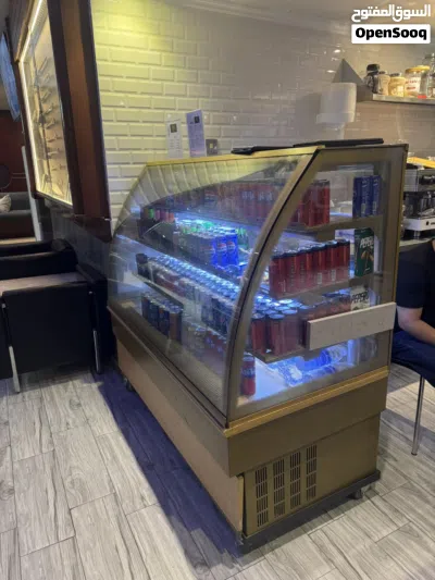 للبيع ثلاجه عرض معا كراسي و طاولات 3