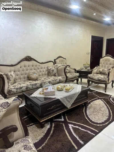طقم كنب 9 مقاعد وملحق و طاولة سفره 8 كراسي 4
