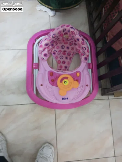 وسرير بيبي لون أخضر ومرجوحه لون خمري وموكيت مورده وعرباي بيبي 3