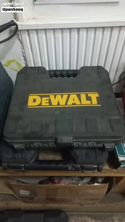 دريل مع كامل معداته في حالة ممتازة DeWalt 2