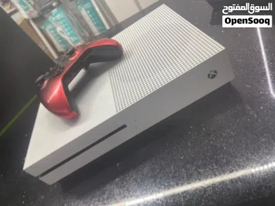 أجهزة العاب فيديو Xbox One S 1TB مستعمل بحاله الوكاله يعمل بكفاءة عالية استخدام شخصي 2