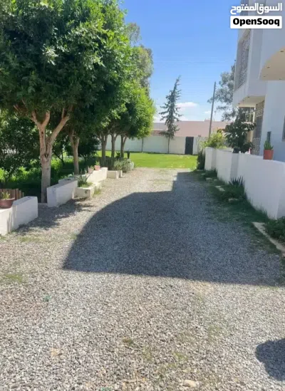 السلام عليكم نهاركم سعيد كيف الحال استراحه للبيع مساحه طرده 1350 تحتوي على حوض سباحه وفيلا نظام خليج 4
