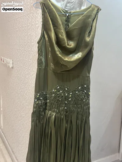 فستان لونه زيتي فصلت يشبه هذا 3