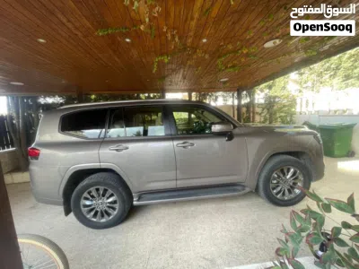 Toyota Land Cruiser GXR 2