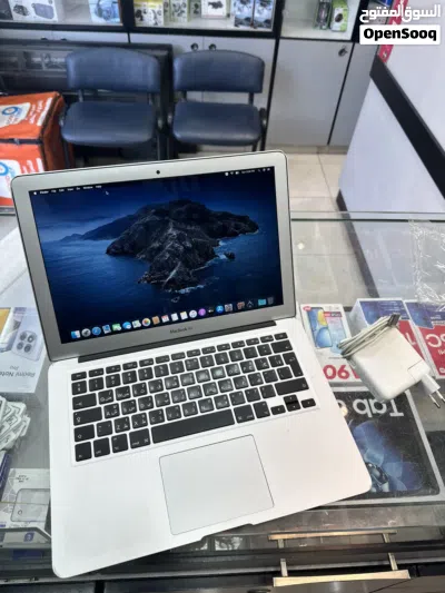MacBook Air 2012 مع شاحن 3