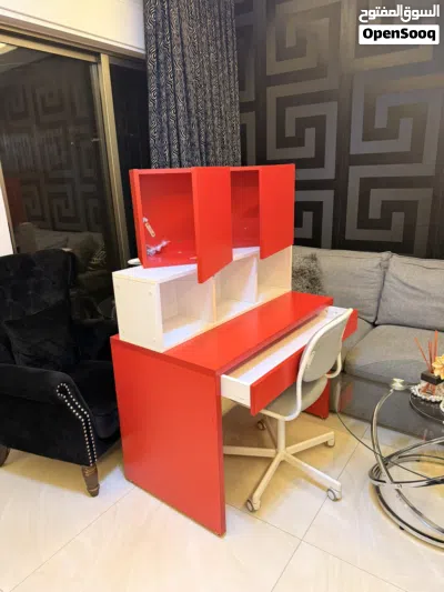 مكتب اطفال مع كرسي و بوكسات بحالة ممتازة جدا 2