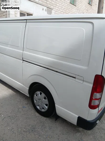 Toyota Hiace LUX 2