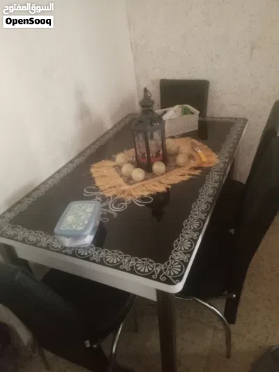 طاوله سفره نوع تركي مع اربع كراسي بحاله ممتازه وجه الطاوله قزاز تفتح نفس الحجم 2