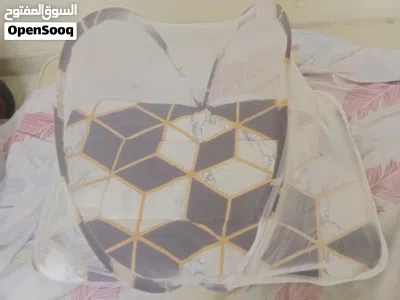 سرير اطفال و كرسي اطفال و مفرش و اشياء اخرى من مستلزمات الأطفال الرضع 3