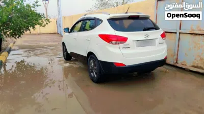 Hyundai Tucson SE 4