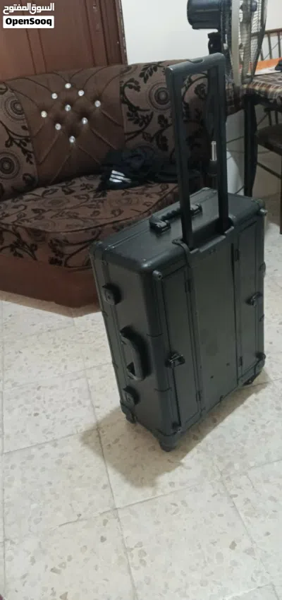 شنطة مكياح مستعمله استعمال شخصي زي شنطة السفر مراي مع اضويه مع ادروج تفتح اشي مرتب وفخمه ولها عجال 4