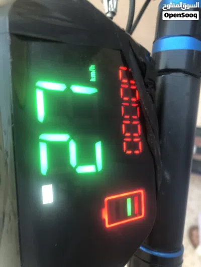 Scooter 400 AED 4