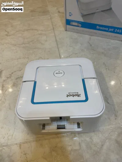 I robot braava jet ممسحه ارض ترش ماء وتمسحه تعمل عالبطاريه كل بطاريه تعمل 40 د معها بطاريتين وشاحن 3