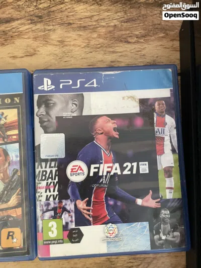 PS4 comes with 2 CD and 2 controllers and other Games installed 3