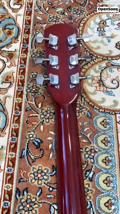 للبيع جيتار Squier SA-150 الأصلي بحالة جيدة جدًا، مناسب للمبتدئين ومحبي العزف، بسعر ممتاز. 4