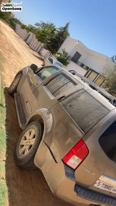 Nissan Pathfinder XE 3