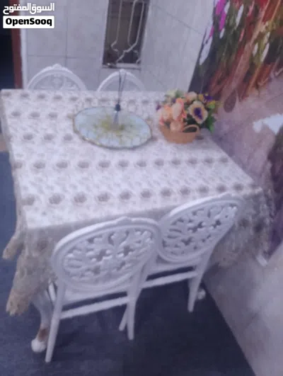 ميز طعام وياه 4كراسي قوي و نظيف90٪ فول حديث بيت صغير اريد ابيع 100و بيه مجال الطيبين 2