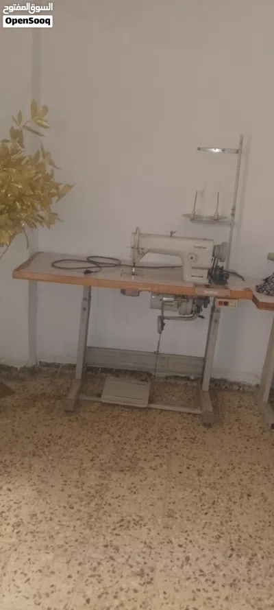 ماكينات خياطة صناعية للبيع (ماكينة أوفرلوك Yamato + ماكينة درزة Brother) بحالة ممتازة 2