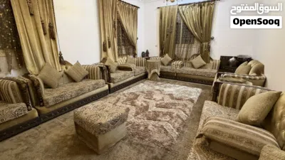 اثاث كنب مجلس نظيف مع حمامات ثلاث ستاير 2