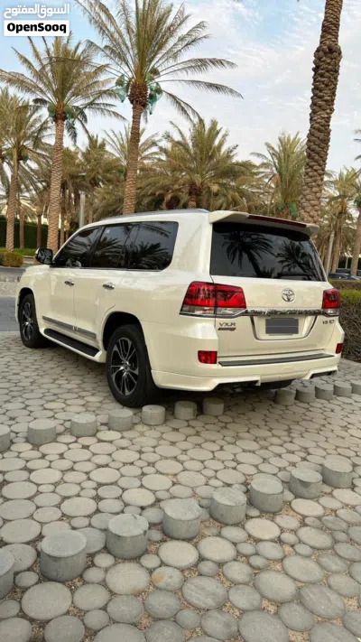 Toyota Land Cruiser VXR 2
