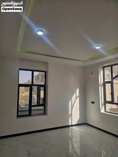 العماره في 6 لبن الا ربع حر معمد شارع 12 وشارع 6 من الخلف تتكون من فتحتين وقراش سياره وشقتين والد 3