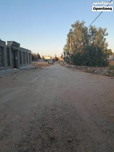 منزل للبيع مكان عين زارا استراحه حمراء مسقوفه 170متر وارضه كبيره مساحتها 500متر فيه بئر وزوز فسكيات 2