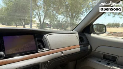 Ford Crown Victoria Base 4