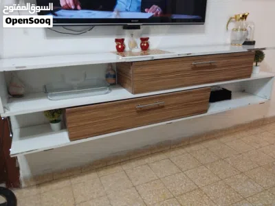 طقم طاولة وسط مع ثلاث رفوف كبيرة واسعة ديكور حول الشاشة لون ابيض مميز مع خشبي خشب لاتيه 2