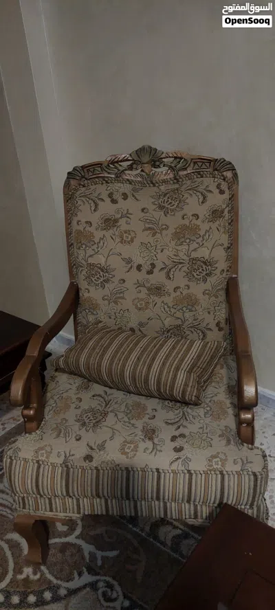 كنب وطقم سفرة غرفة ضيوف مستعمل للبيع 3