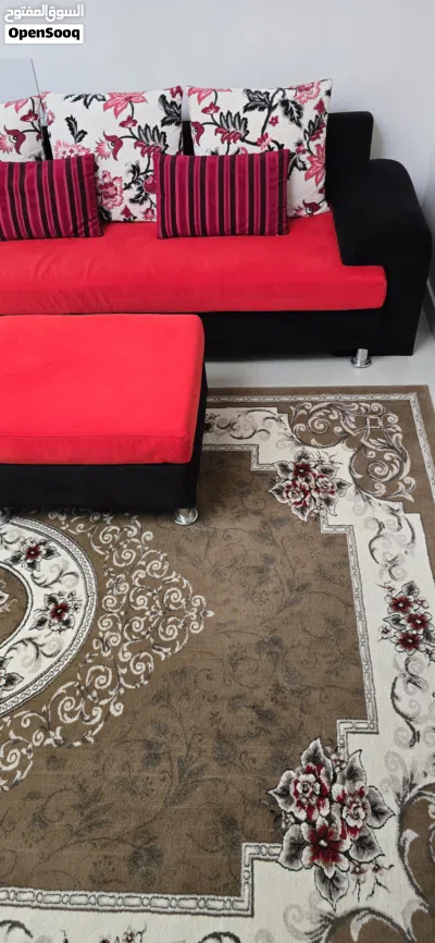 كنبه بألوان جميله مع طاوله وفرشة أرضيه للبيع 2