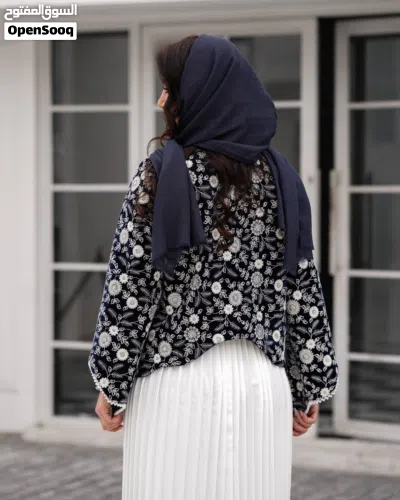 Women's and girls' needlework coats and sarongs 3