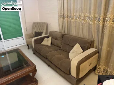 طقم كنبايات مستعمل بحالة جديدة مع طاولة وسط ووطاولتين جانبيات للبيع مع فحص مجاني 2