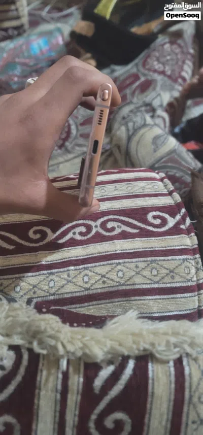 جلاكسي نوت عشرين الترا عرطه ذاكره 128 يشغل اي شريحه مستعمل نضيف فيه 3خطوط طوليه ماياثر ب 70ال 2