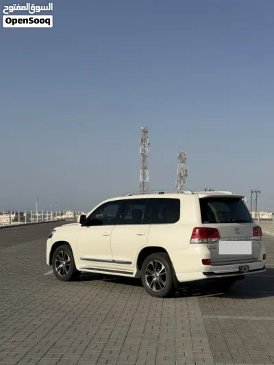 Toyota Land Cruiser GXR 2