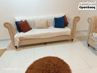 كنب شبه حديد بإستخدام بسيط مؤلف من 2 كنب كل واحدة تتسع ل 4 أشخاص + 2 كنب حجم صغير + طاولة دائرية 3
