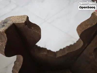 تحفه فنيه طاوله خشب اصلي مع قطع نحاس 3 كراسي صناعه يدويه 3
