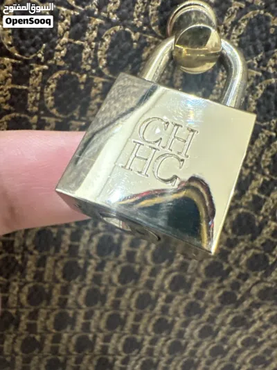 جنطة ماركة أصليه (كارولينا هريرا) مستعمله استعمال نظيف 2