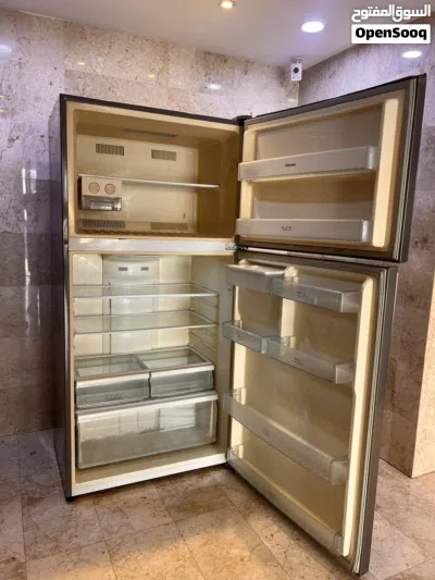ثلاجة هايسنس (Hisense) للبيع - سعة كبيرة وحالة ممتازة A modern Hisense Inverter refrigerator 2